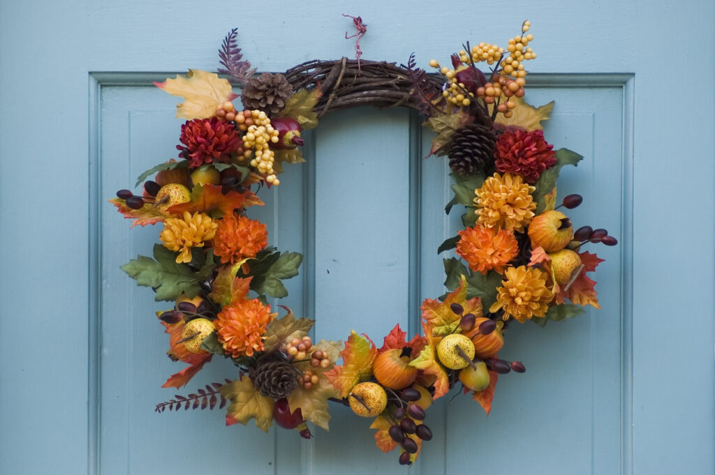 Discover creative, space-saving holiday decor ideas for apartment living. Our DIY tips will transform your space with festive cheer!